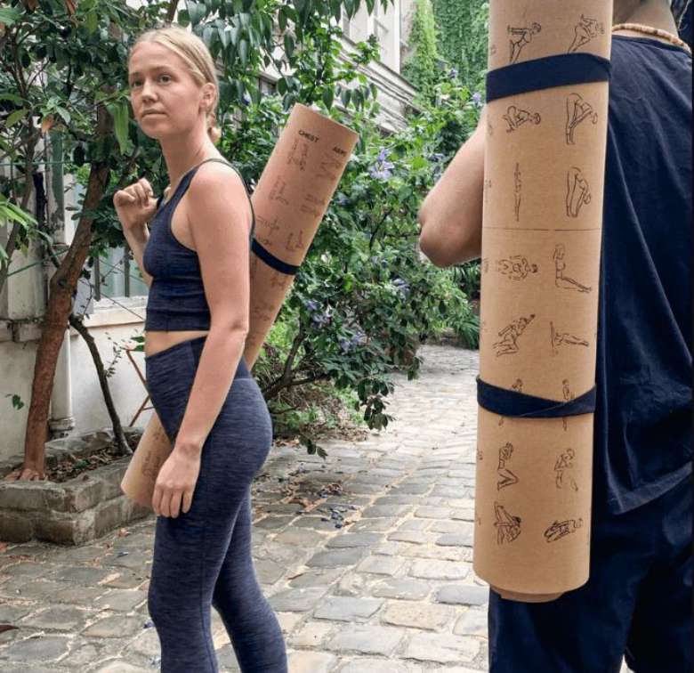 Cet étonnant tapis de Yoga en liège affiche les postures, les étirements et de nombreux exercices à réaliser à la maison