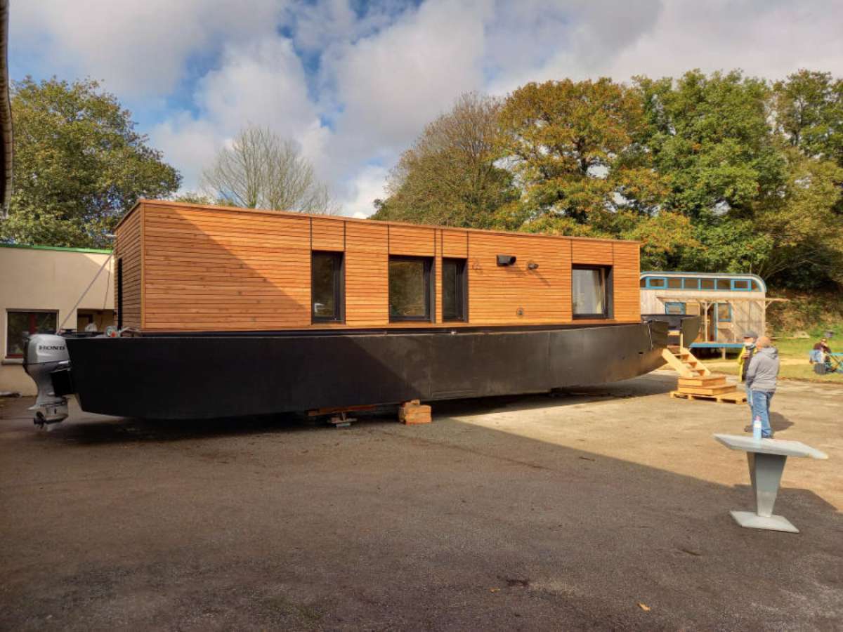 Avez-vous déjà vu une Tiny House flottante ? L'idée géniale et complètement "barge" de cette entreprise bretonne