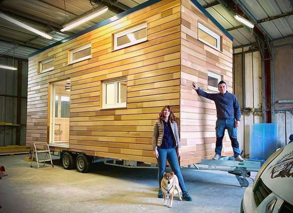 Tiny House : un couple de jeune ornais construit une adorable mini-maison sur roues