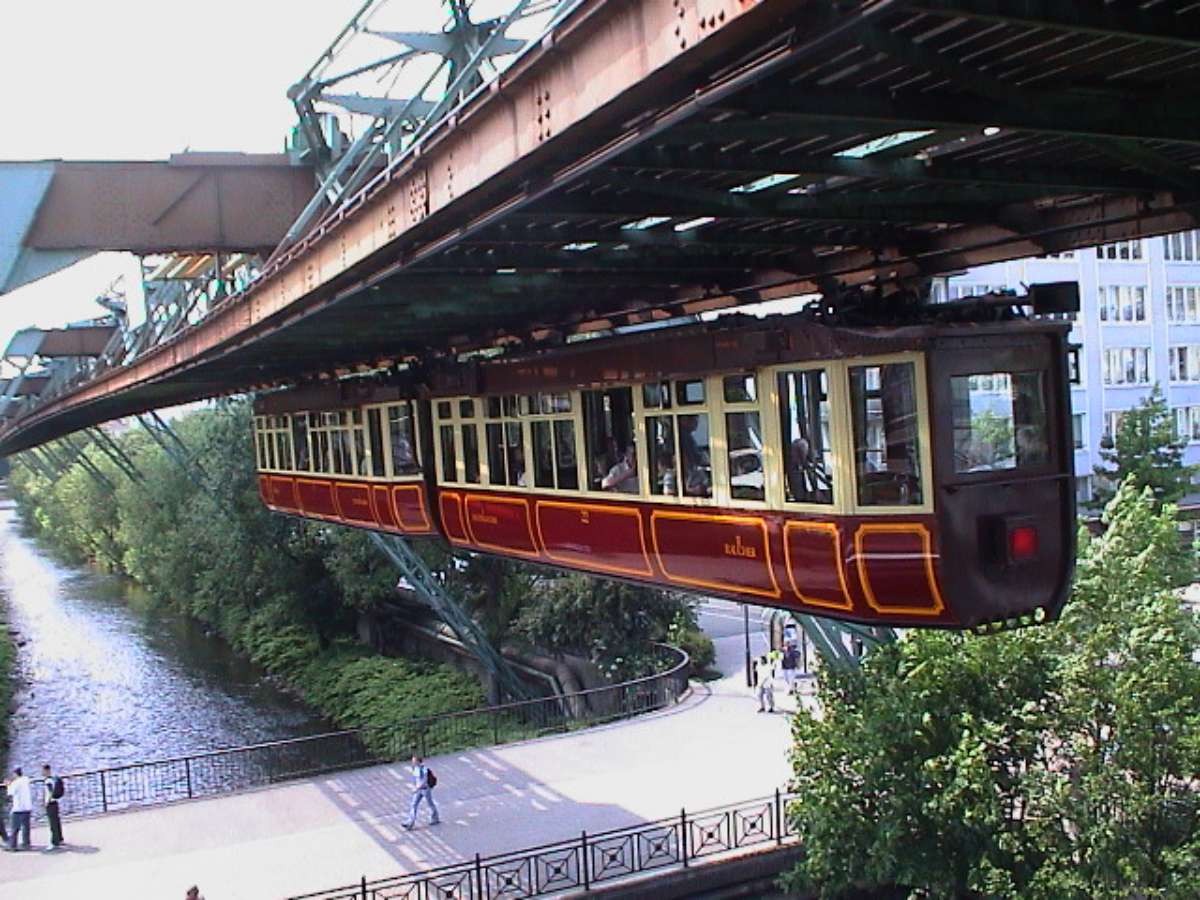 Wuppertaler Schwebebahn : : le premier train suspendu se trouve en Allemagne et il est toujours en fonction depuis 120 ans !