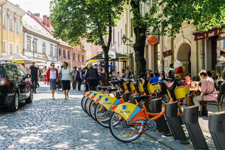 Lituanie : un programme pour échanger les vieilles voitures contre des scooters et des bicyclettes électriques