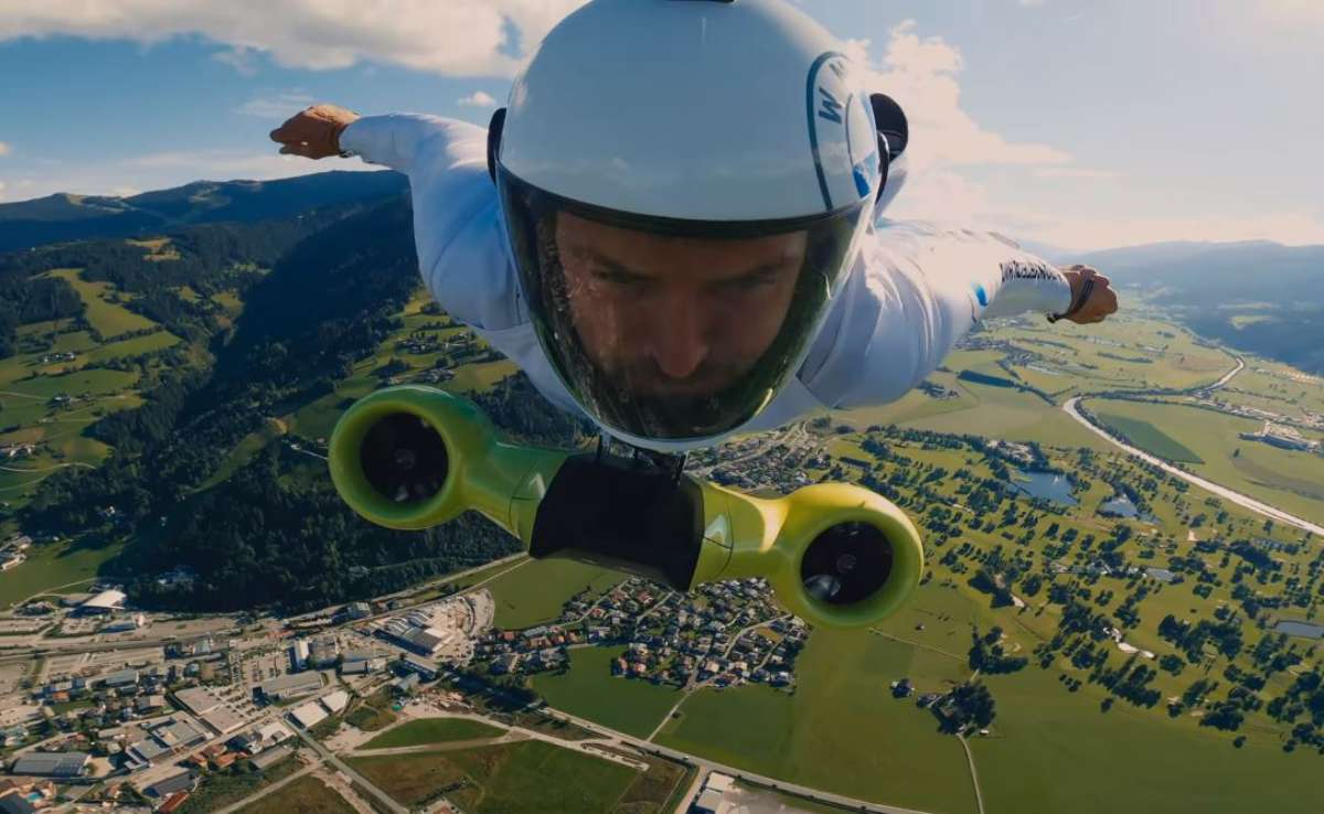 Wingsuit : cette combinaison « électrique » permet de voler à 300 km/h !