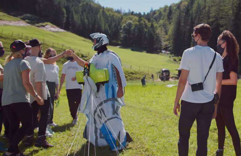 Wingsuit : cette combinaison « électrique » permet de voler à 300 km/h !