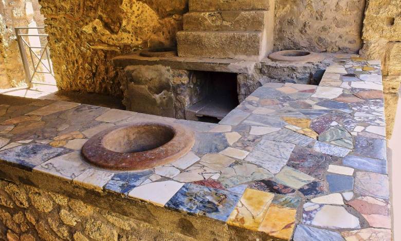 Thermopolium : un "fast food" vieux de 2000 ans exhumé intact à Pompéi