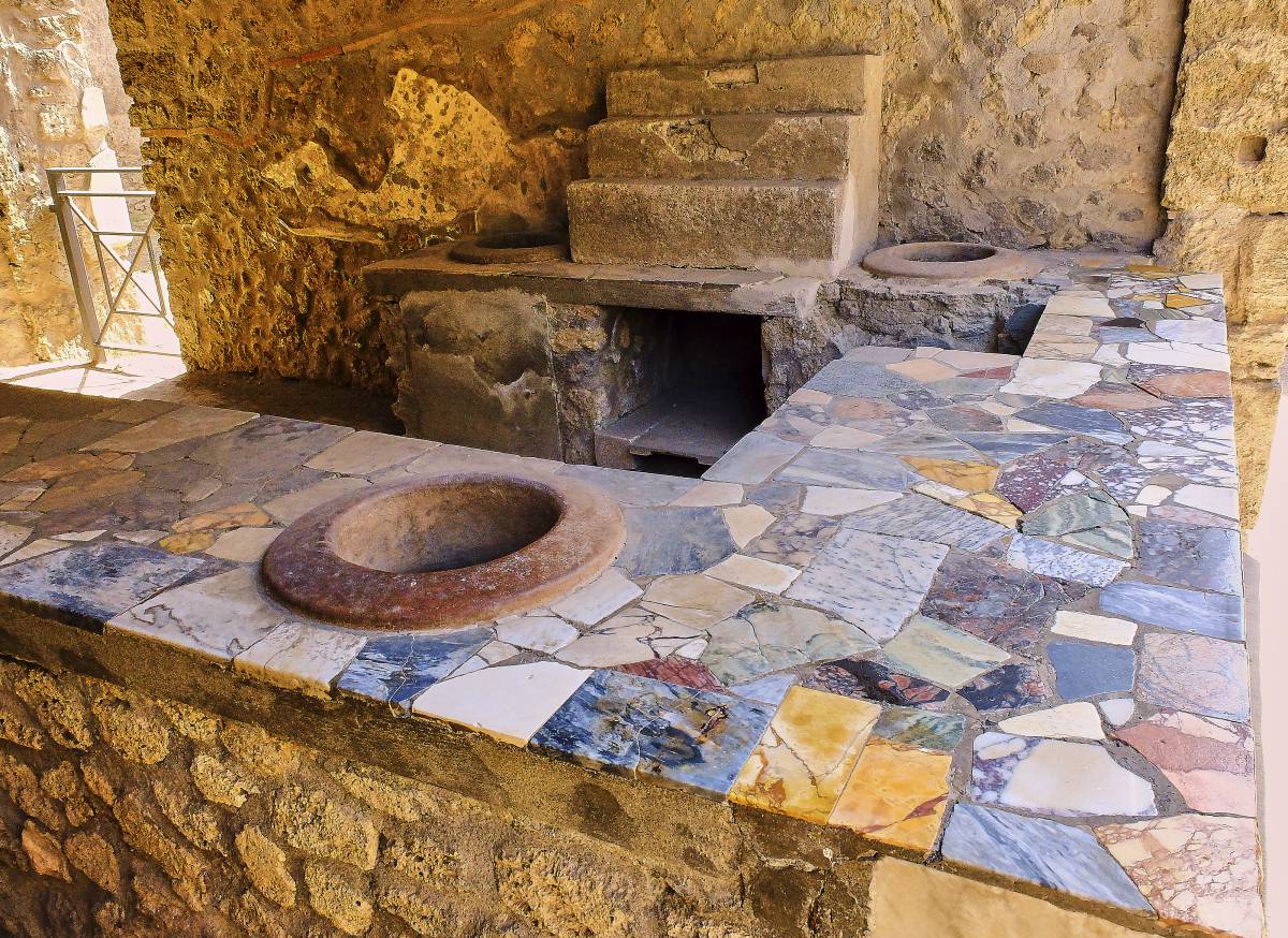 Thermopolium : un "fast food" vieux de 2000 ans exhumé intact à Pompéi