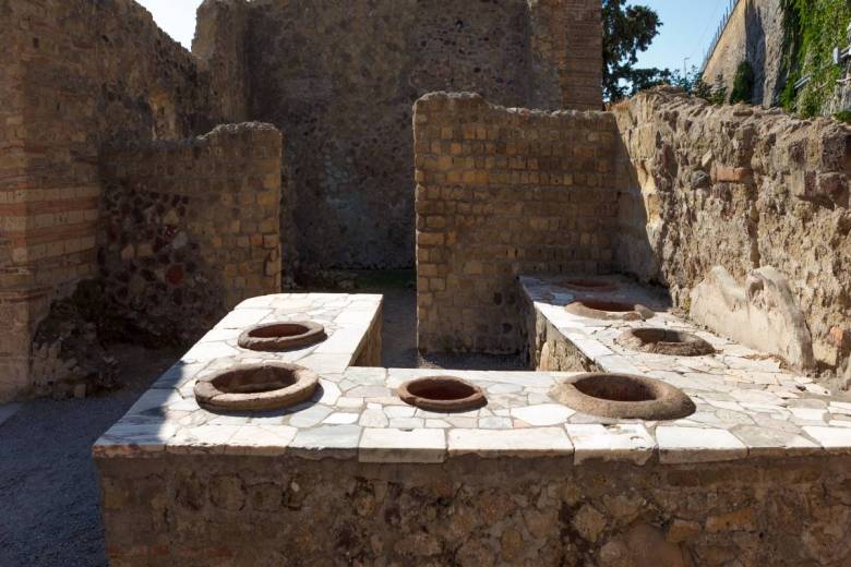 Thermopolium : un "fast food" vieux de 2000 ans exhumé intact à Pompéi