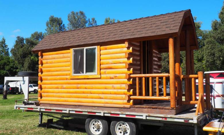 Elle débute une série de troc avec une épingle à cheveux, 25 échanges plus tard elle termine avec une tiny house !