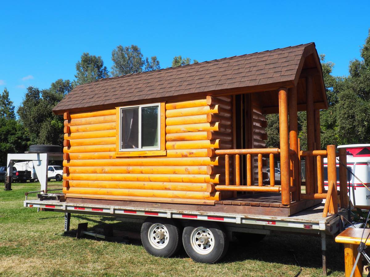 Elle débute une série de troc avec une épingle à cheveux, 25 échanges plus tard elle termine avec une tiny house !