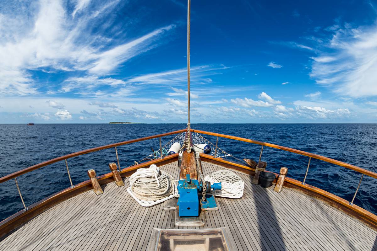 Mais au fait, pourquoi dit-on bâbord ou tribord sur un bateau?