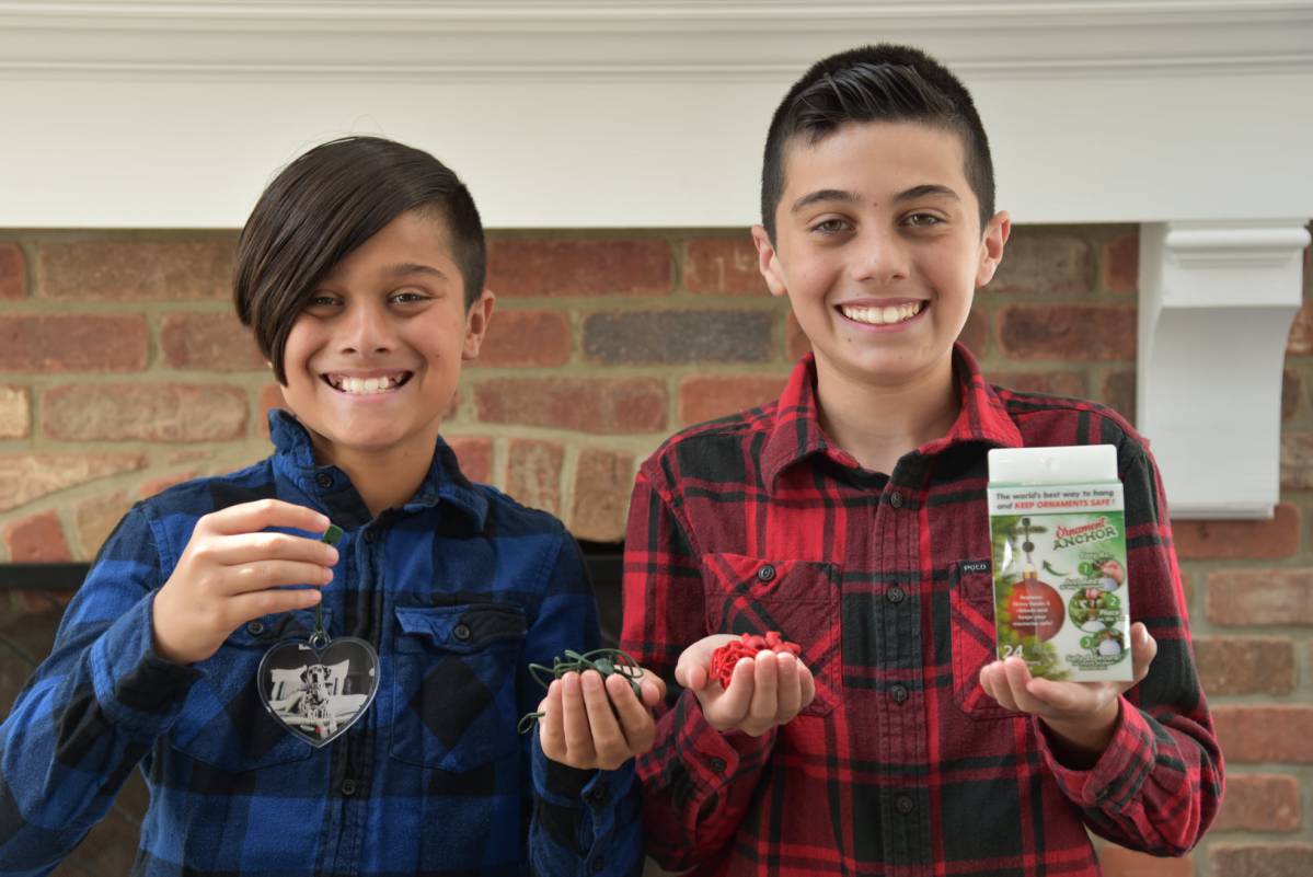 Deux enfants de 12 ans font fortune en inventant un système pour empêcher les boule de Noël de tomber