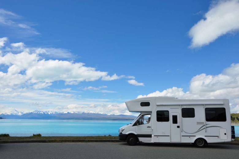 What are the rules to follow when traveling in a motorhome?