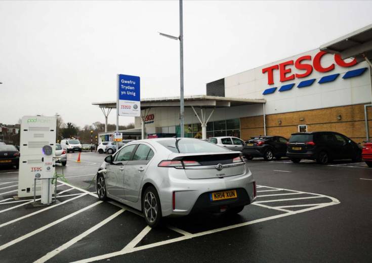 Recharge sur le parking d’un supermarché