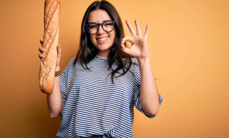 Moschino dévoile un étonnant sac à main... baguette de pain !