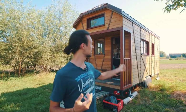 Alexandre vit dans une tiny house avec seulement 300 euros par mois