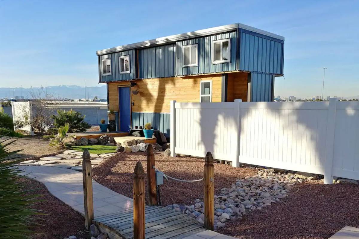 Airbnb : Posée dans le jardin, cette Tiny House rapporte 21 000 dollars par an à ses propriétaires