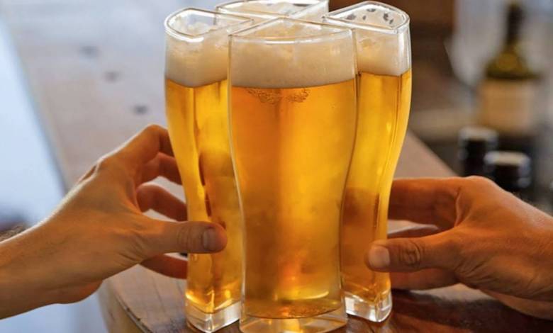 Un étonnant verre à bière qui permet de servir quatre convives en même temps !