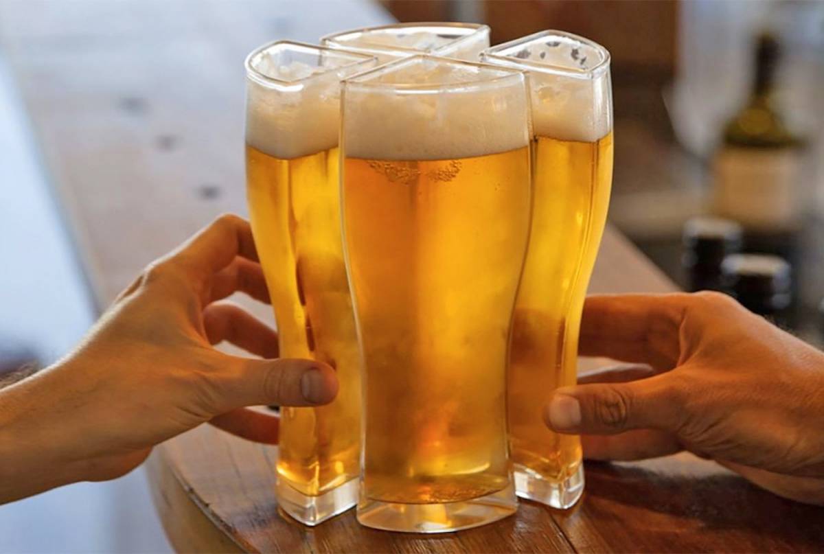 Un étonnant verre à bière qui permet de servir quatre convives en même temps !