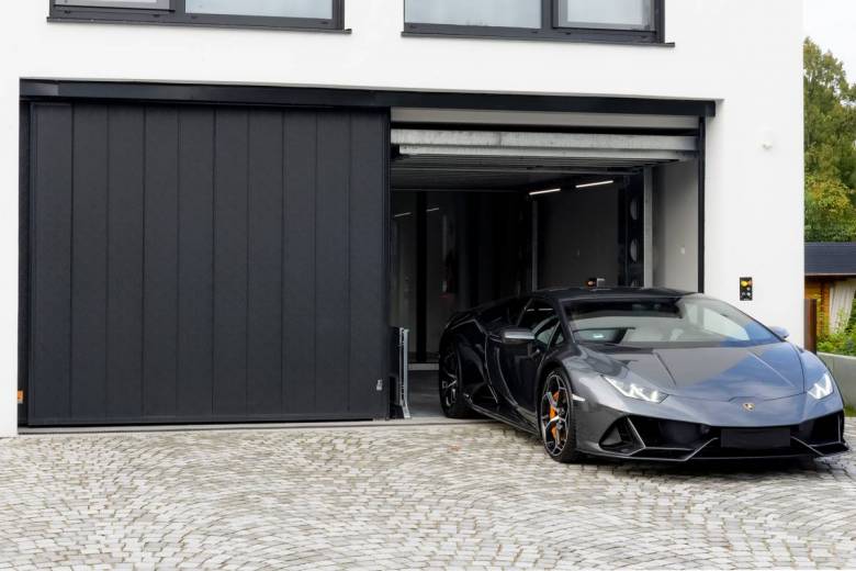 Une impressionnante et luxueuse villa équipée d’un ascenseur pour voiture IdealPark