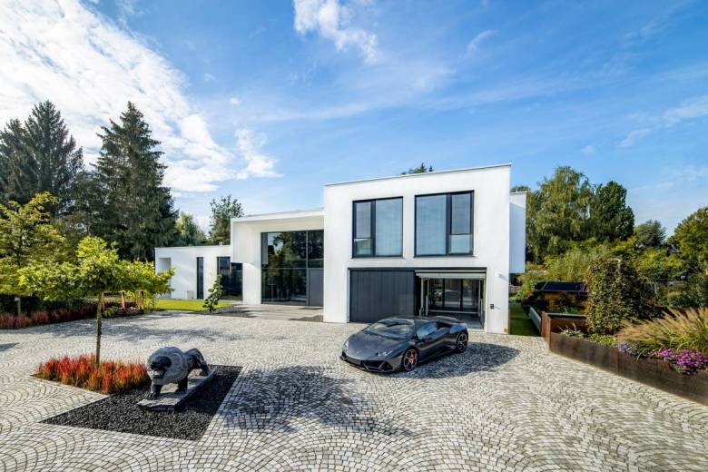 Une impressionnante et luxueuse villa équipée d’un ascenseur pour voiture IdealPark