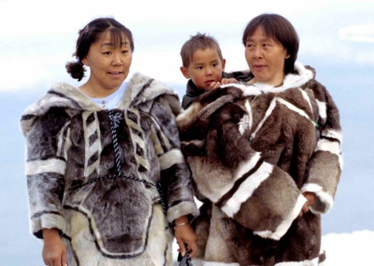 Peuple indigène Inuit qui vit dans les régions septentrionales du Canada