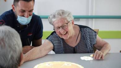 La Tovertafel : un dispositif ingénieux et lumineux qui permet aux malades d'Alzheimer d'interagir avec leurs proches !