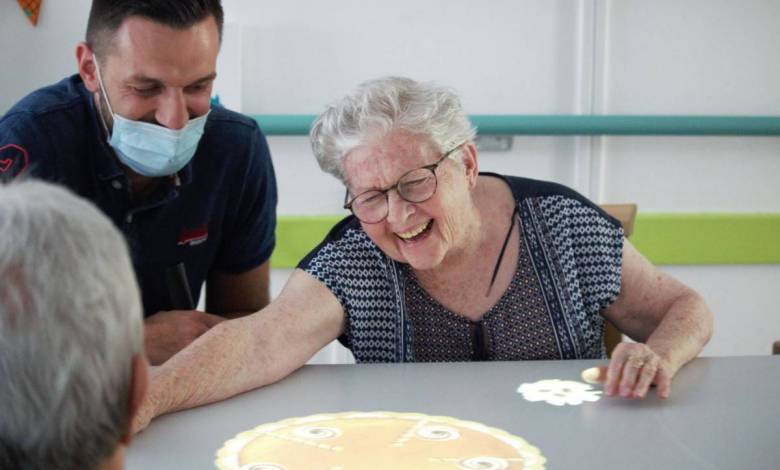 La Tovertafel : un dispositif ingénieux et lumineux qui permet aux malades d'Alzheimer d'interagir avec leurs proches !