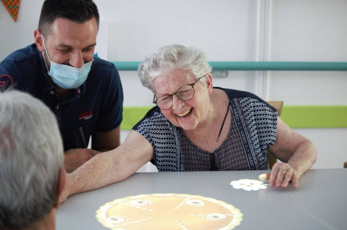La Tovertafel : un dispositif ingénieux et lumineux qui permet aux malades d'Alzheimer d'interagir avec leurs proches !