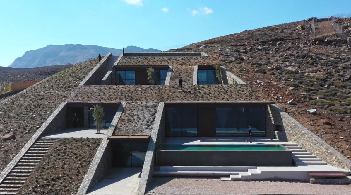 nCAVED : de pierres, de métal et de bois cette maison souterraine construite à flanc de colline est magnifique !