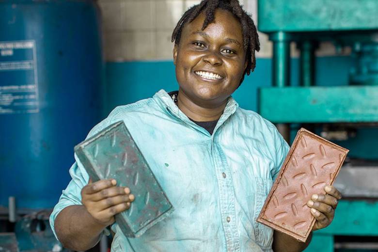 Une jeune kényane recycle le plastique en briques de construction 5 fois plus solides que le béton !
