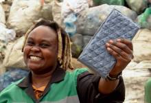 Une jeune kényane recycle le plastique en briques de construction 5 fois plus solides que le béton !