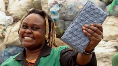 Une jeune kényane recycle le plastique en briques de construction 5 fois plus solides que le béton !