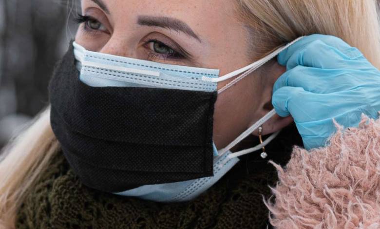 Le double masque, une nouvelle mode venue des Etats-Unis... Stratégie politique ou commerciale ?