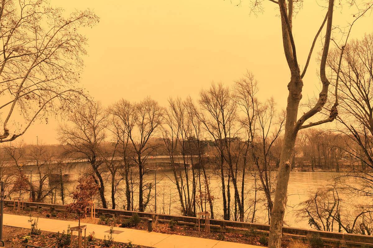 Pluie de sable et ciel jaune (effet du Sirocco) ! Que se passe-t-il aujourd'hui à Lyon ?