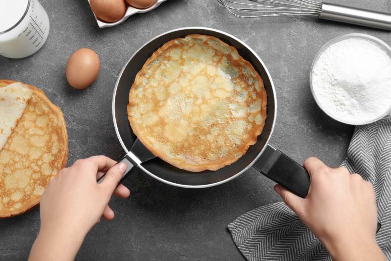 Cette étude scientifique explique pourquoi les aliments collent au centre des poêles antiadhésives