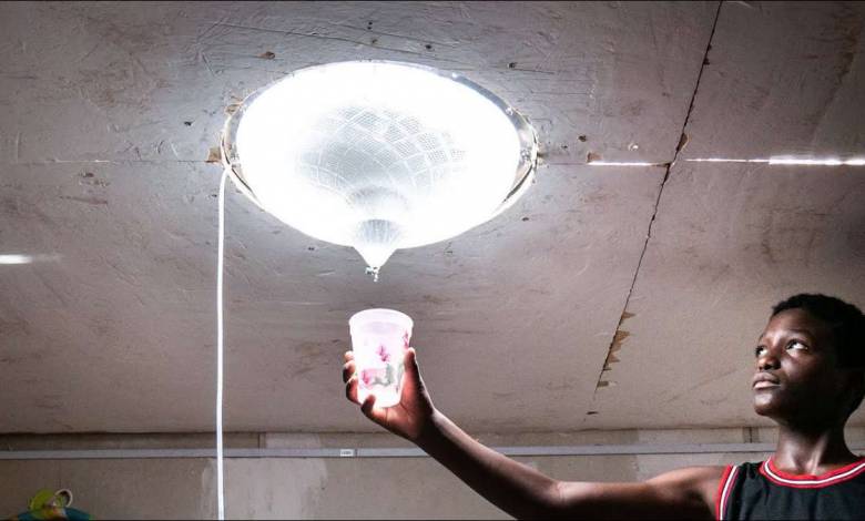 Une invention géniale qui fournit de la lumière et de l'eau potable presque gratuitement à ceux qui en manquent