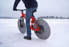 Pour pouvoir circuler sur les lacs gelés, il remplace les roues de son vélo par des scies circulaires !
