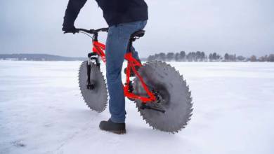 Pour pouvoir circuler sur les lacs gelés, il remplace les roues de son vélo par des scies circulaires !