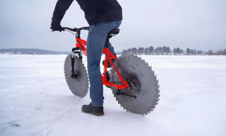 Pour pouvoir circuler sur les lacs gelés, il remplace les roues de son vélo par des scies circulaires !