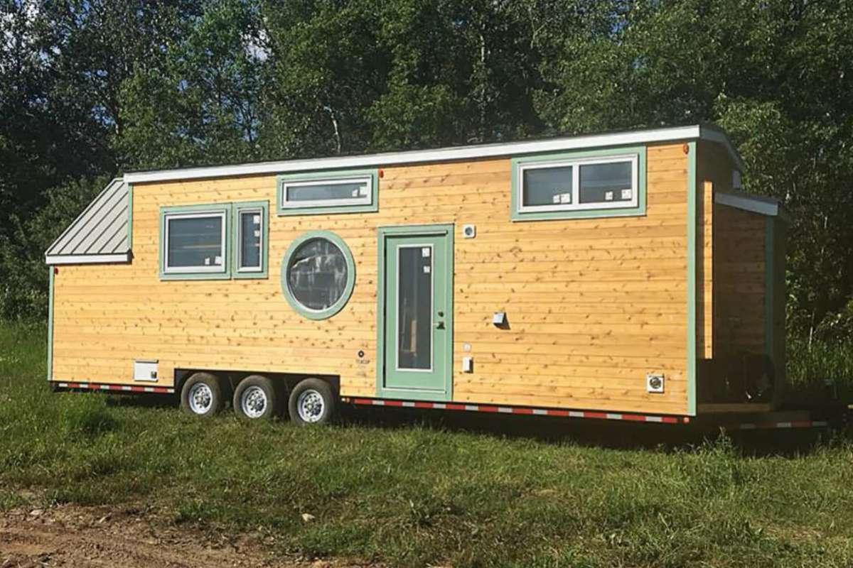 Cette incroyable et luxueuse tiny-house est livrée avec une baignoire japonaise en cuivre