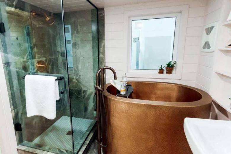 Cette incroyable et luxueuse tiny-house est livrée avec une baignoire japonaise en cuivre