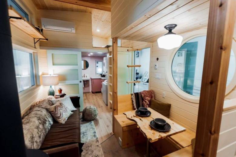 Cette incroyable et luxueuse tiny-house est livrée avec une baignoire japonaise en cuivre