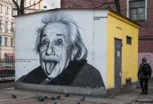Pourquoi Albert Einstein tire la langue sur sa légendaire photo ?