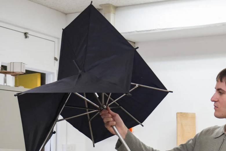 Un designer japonais invente un parapluie qui se transforme en chaise !