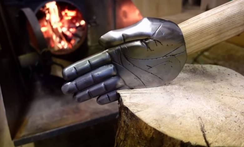 Il fabrique une hache en forme de main pour "casser" les buches à la manière d'un karatéka !
