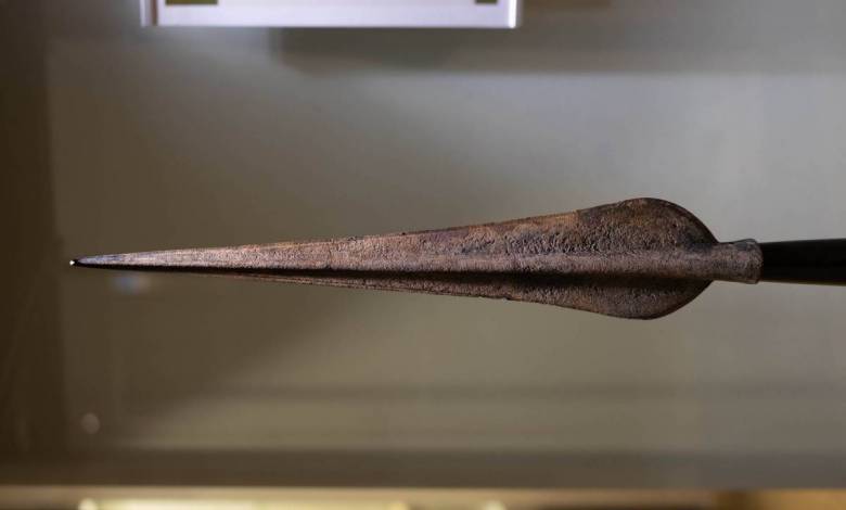 Au Royaume-Uni, un homme trouve la pointe d’une lance vieille de 3000 ans sur la plage