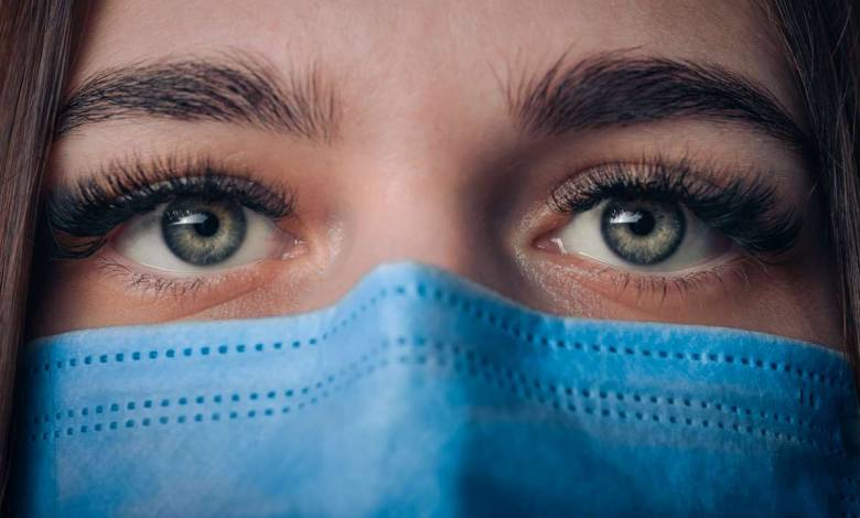 Attention, il est préférable de ne pas croiser les élastiques des masques derrière les oreilles !
