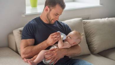 Les pères qui s'impliquent la première année de leur enfant auraient une meilleure santé mentale affirme cette étude