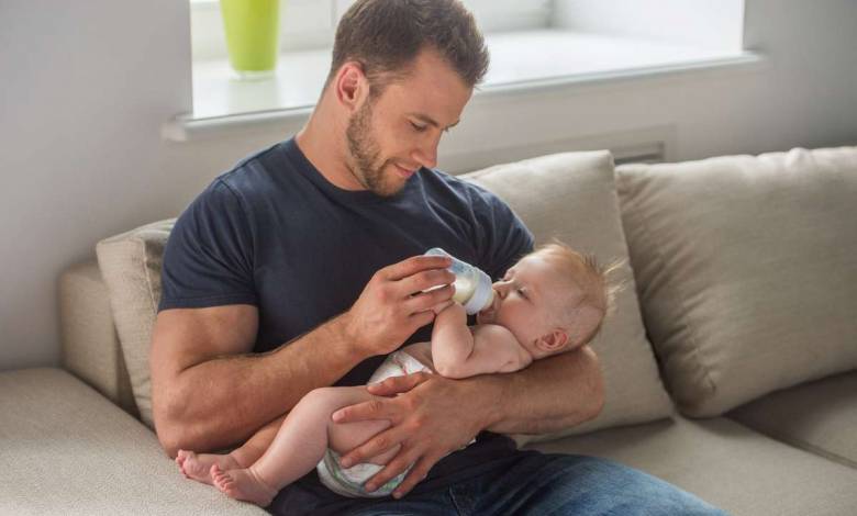 Les pères qui s'impliquent la première année de leur enfant auraient une meilleure santé mentale affirme cette étude
