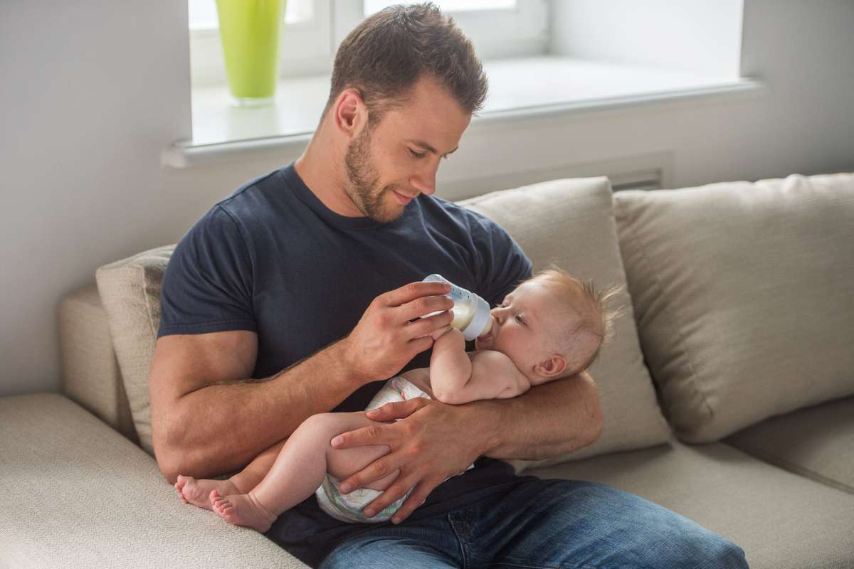 Les pères qui s'impliquent la première année de leur enfant auraient une meilleure santé mentale affirme cette étude