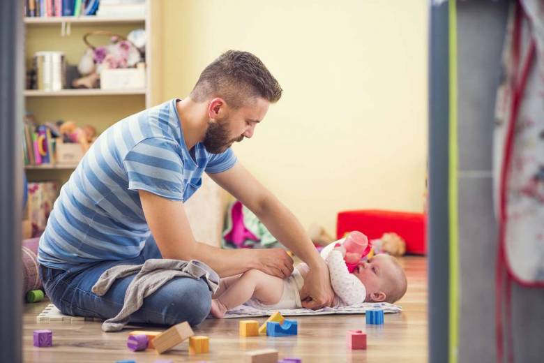 Les pères qui s'impliquent la première année de leur enfant auraient une meilleure santé mentale affirme cette étude